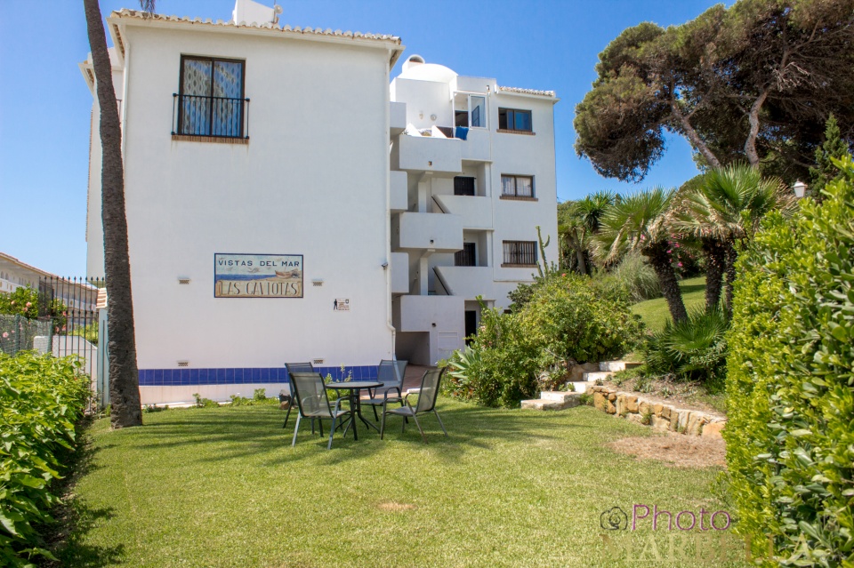 APARTMENT FOR LONG TERM RENT<br />(Torrenueva Playa)<br /><br />Rent direct from Owner this 2 bed beach apartment in the tranquil gated community of Las Gaviotas near La Cala.<br /><br />Details:<br />2 bed, 2 bath Apartment, 1st Floor <br />Urb. Las Gabiotas, Torrenueva Playa <br />Between La Cala & Miraflores/Riviera<br />First line Beach, Next to El Oceano<br />Bright & Clean with balcony terrace/sea views<br />Fully furnished & equipped<br />Swimming pool<br />Private parking space<br /><br />Price 650PCM<br />(2mths deposit)<br />Available now<br /><br />PM me Facebook.com/jemmajones.net or email: eli@si4.me